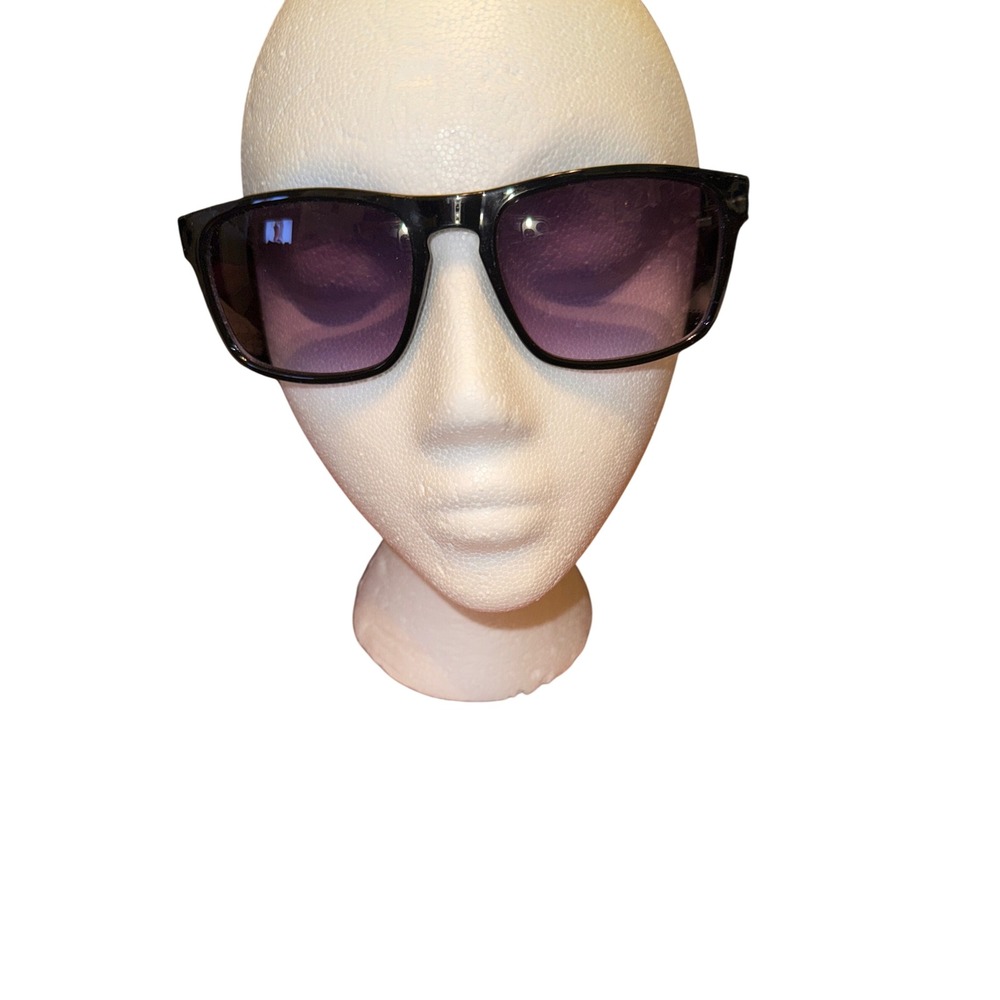GUESS Women's Black Sunglasses Gradient Lens Classic‎ Style Designer Frames